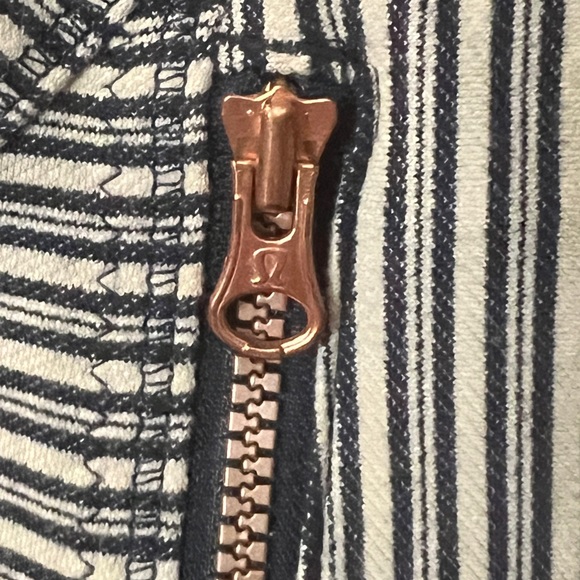 Rare Lululemon Forme Jacket Tan & Navy pinstripe w/Rose Gold hardware Sz 10 - Picture 9 of 12